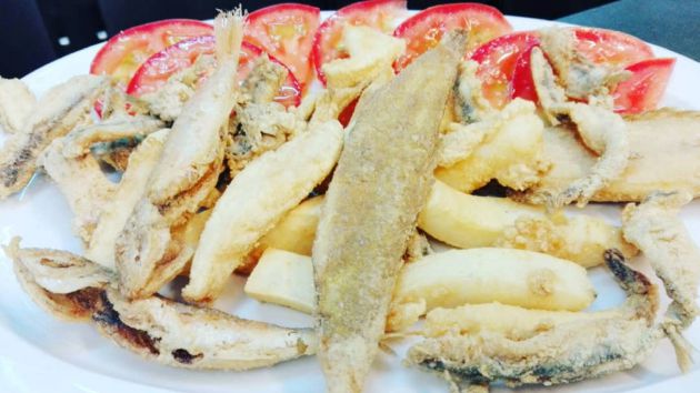 Pescaíto frito del Maty con tomates de Conil Pescaíto frito del Maty con tomates de Conil