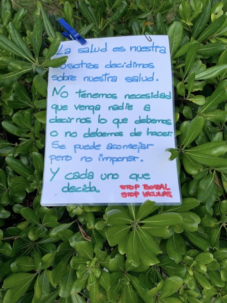 Mensaje colgado por el colectivo en los setos del parque. Mensaje colgado por el colectivo en los setos del parque.