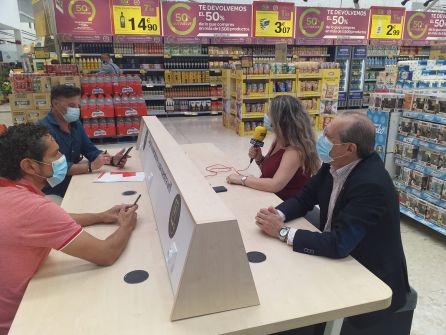 De izquierda a derecha: Juan Guillermo Tabares director de Carrefour Huelva, Miguel Ángel Rodríguez responsable de voluntariado de Cruz Roja, Ana Gil periodista de la SER en Huelva y Juan José Blanco director de Cruz Roja en Huelva De izquierda a derecha: Juan Guillermo Tabares director de Carrefour Huelva, Miguel Ángel Rodríguez responsable de voluntariado de Cruz Roja, Ana Gil periodista de la SER en Huelva y Juan José Blanco director de Cruz Roja en Huelva