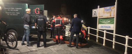 El cuerpo a punto de ser trasladado por la funeraria. El cuerpo a punto de ser trasladado por la funeraria.