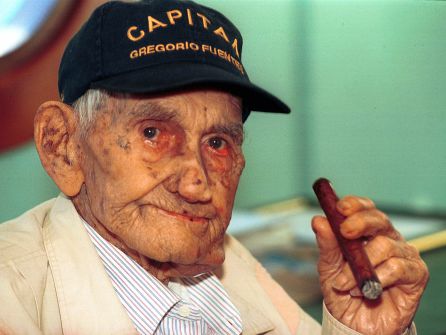 Gregorio Fuentes, el lanzaroteño fumando un puro en La Habana durante una ceremonia en su honor al cumplir 104 años Gregorio Fuentes, el lanzaroteño fumando un puro en La Habana durante una ceremonia en su honor al cumplir 104 años