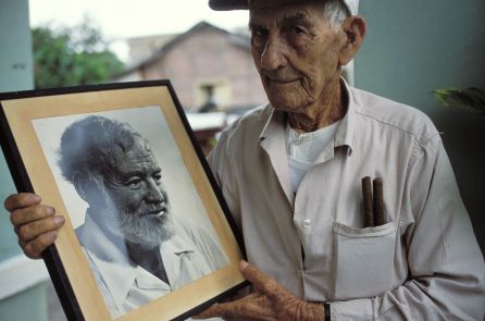 El lanzaroteño Gregorio Fuentes junto a una foto de su buen amigo Ernest Hemingway. Cuentan que Gregorio jamás leyó una sola línea de "El viejo y el mar" porque no sabía leer. El lanzaroteño Gregorio Fuentes junto a una foto de su buen amigo Ernest Hemingway. Cuentan que Gregorio jamás leyó una sola línea de "El viejo y el mar" porque no sabía leer.