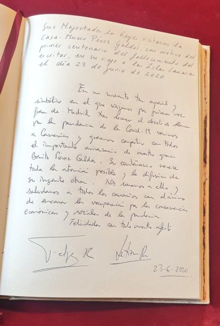 Los Reyes firman en el libro de visitas de la Casa-Museo Pérez Galdós Los Reyes firman en el libro de visitas de la Casa-Museo Pérez Galdós