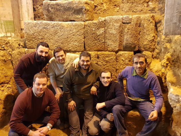 El equipo de descubridores de los restos del puerto de Gadir en la cueva del Pájaro Azul El equipo de descubridores de los restos del puerto de Gadir en la cueva del Pájaro Azul