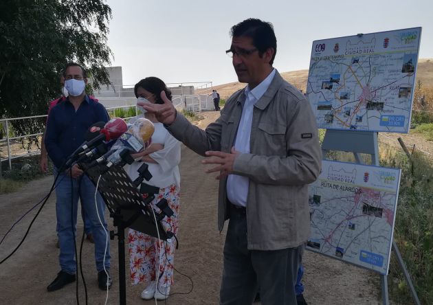 Jose Manuel Caballero, presidente de la Diputación, a la derecha, al fondo Pilar Zamora, alcaldesa de Ciudad Real y Luis Alberto Lara, alcalde de Poblete Jose Manuel Caballero, presidente de la Diputación, a la derecha, al fondo Pilar Zamora, alcaldesa de Ciudad Real y Luis Alberto Lara, alcalde de Poblete