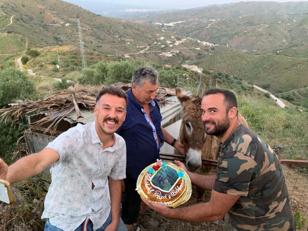 Baldomera vive en su finca de la localidad malagueña de El Borge (Málaga) junto a sus dueños que suelen pasar bastantes horas juntos Baldomera vive en su finca de la localidad malagueña de El Borge (Málaga) junto a sus dueños que suelen pasar bastantes horas juntos