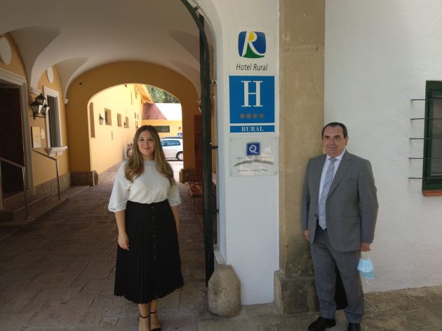 La delegada de turismo, Raquel Morales y el director del parador, Juan A. Choza La delegada de turismo, Raquel Morales y el director del parador, Juan A. Choza