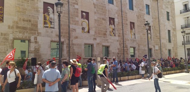 Concentración de los sindicatos CCOO y UGT por el consenso político ante la crisis socioeconómica de la COVID-19 Concentración de los sindicatos CCOO y UGT por el consenso político ante la crisis socioeconómica de la COVID-19