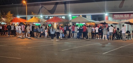 Aglomeraciones de personas durante el derbi asturiano en los exteriores de un bar de El Molinón. Aglomeraciones de personas durante el derbi asturiano en los exteriores de un bar de El Molinón.
