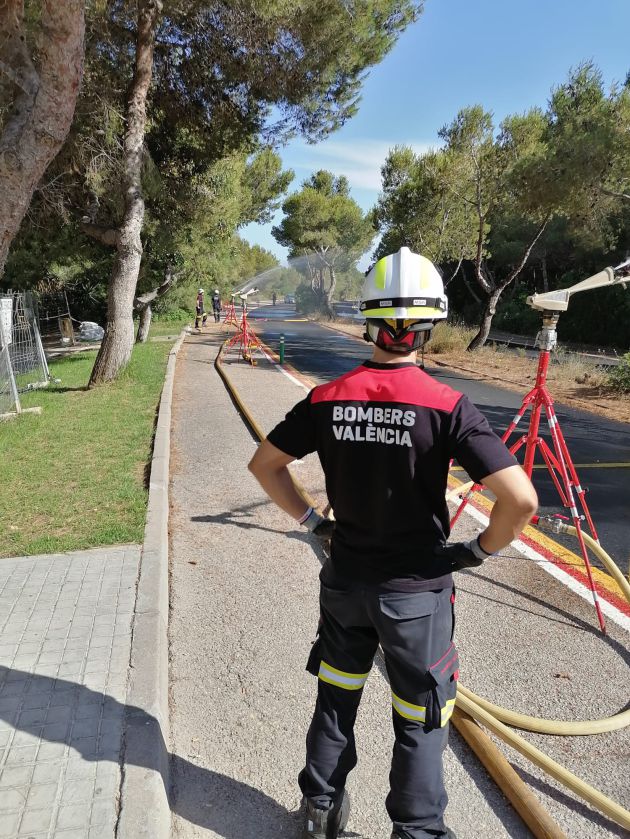 Bomberos del Ayuntamiento de València inicia una campaña de defensa contra incendios en la Devesa para aumentar la protección de la población Bomberos del Ayuntamiento de València inicia una campaña de defensa contra incendios en la Devesa para aumentar la protección de la población