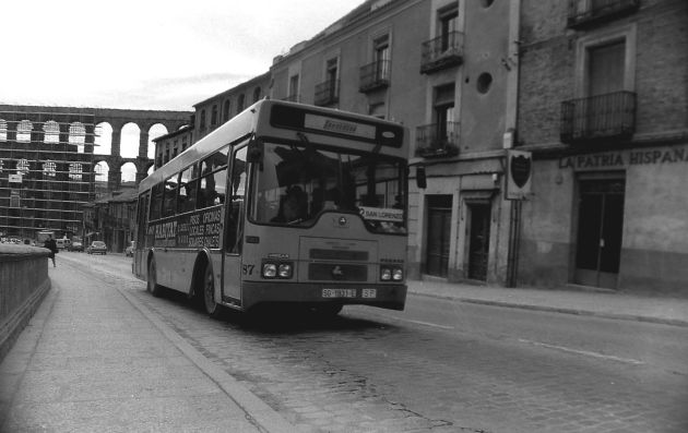 El autobús de San Lorenzo de Tussa subiendo a la Plaza Mayor por la Calle San Juan El autobús de San Lorenzo de Tussa subiendo a la Plaza Mayor por la Calle San Juan