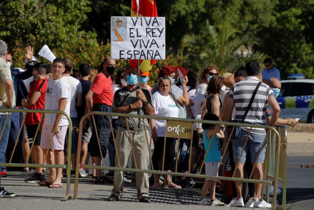 Varios simpatizantes se concentran en los alrededores del centro cívico El Esqueleto, situado en las 3.000 viviendas de Sevilla. Varios simpatizantes se concentran en los alrededores del centro cívico El Esqueleto, situado en las 3.000 viviendas de Sevilla.