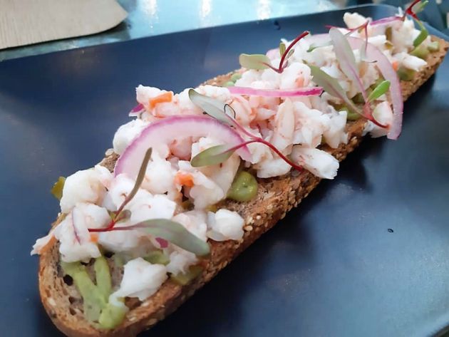Tosta de pan campero con guacamole y langostinos al ajillo Tosta de pan campero con guacamole y langostinos al ajillo