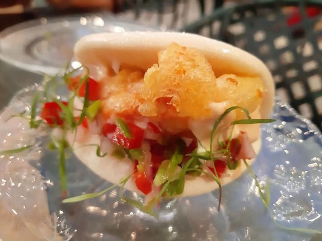 Pan bao con gambón en tempura con salsa kimchi y cebolla encurtida Pan bao con gambón en tempura con salsa kimchi y cebolla encurtida