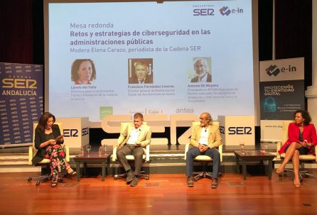 Elena Carazo, Loreto del Valle,Francisco Fernández Lineros y Antonio Gil Moyano debatiendo sobre " Retos y estrategias de ciberseguridad en las administraciones públicas y las empresas" Elena Carazo, Loreto del Valle,Francisco Fernández Lineros y Antonio Gil Moyano debatiendo sobre " Retos y estrategias de ciberseguridad en las administraciones públicas y las empresas"