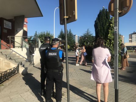 La policía ha custodiado los accesos a los institutos y el Campus La policía ha custodiado los accesos a los institutos y el Campus