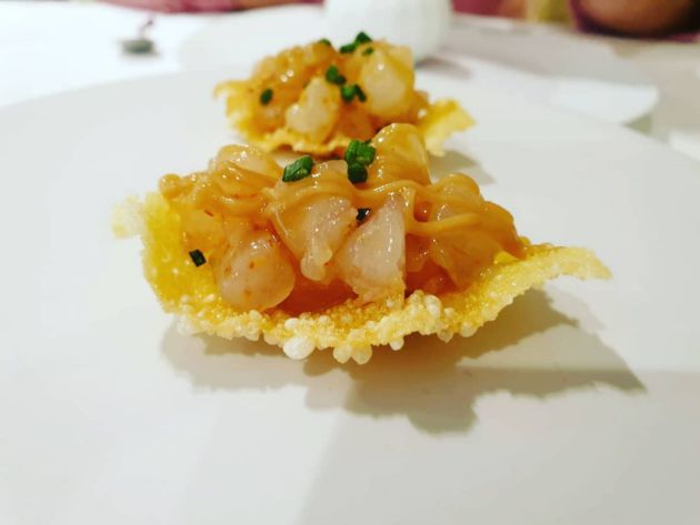 Crujiente de patata con gambas marinadas Crujiente de patata con gambas marinadas