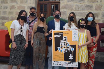 Actrices de la película y el director, Tomás Aceituno, posan con autoridades municipales y andaluzas en la presentación de "El hilo dorado" Actrices de la película y el director, Tomás Aceituno, posan con autoridades municipales y andaluzas en la presentación de "El hilo dorado"