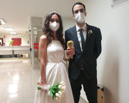 Los novios a la puertas del Salón de Plenos Los novios a la puertas del Salón de Plenos