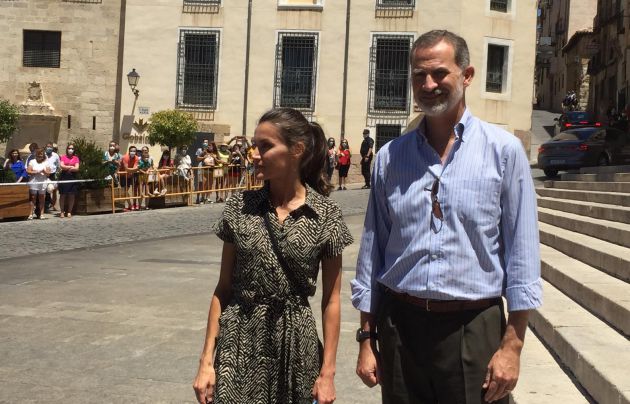 Los reyes han paseado por el casco antiguo de Cuenca desde la plaza Mayor a las Casas Colgadas. Los reyes han paseado por el casco antiguo de Cuenca desde la plaza Mayor a las Casas Colgadas.