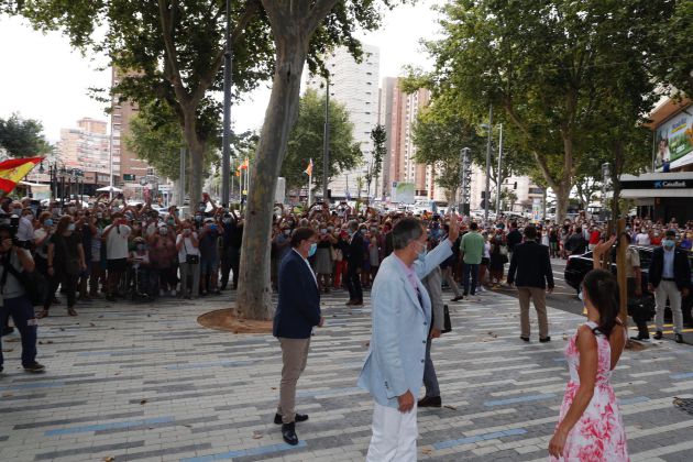 El Rey don Felipe VI y la Reina Letizia saludan a los vecinos al inicio de su visita a la Comunidad Valenciana, en Benidorm, Alicante, Comunidad Valenciana (España), a 3 de julio de 2020. El Rey don Felipe VI y la Reina Letizia saludan a los vecinos al inicio de su visita a la Comunidad Valenciana, en Benidorm, Alicante, Comunidad Valenciana (España), a 3 de julio de 2020.