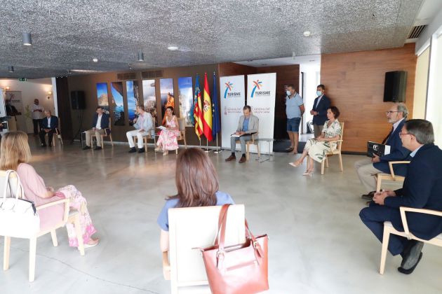 El Rey don Felipe VI y la Reina Letizia, durante un encuentro con representantes de la Confederación Empresarial de la Comunitat Valenciana y de organizaciones sindicales en Benidorm, Alicante, Comunidad Valenciana El Rey don Felipe VI y la Reina Letizia, durante un encuentro con representantes de la Confederación Empresarial de la Comunitat Valenciana y de organizaciones sindicales en Benidorm, Alicante, Comunidad Valenciana