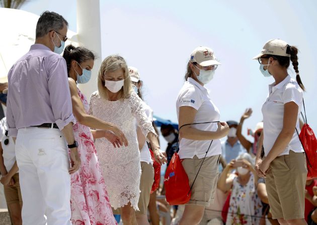 El rey Felipe VI y la reina Letizia posan en el paseo marítimo de Benidorm este viernes dentro de su gira por España tras la crisis del coronavirus El rey Felipe VI y la reina Letizia posan en el paseo marítimo de Benidorm este viernes dentro de su gira por España tras la crisis del coronavirus