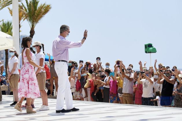 BENIDORM, SPAIN - JULY 03: King Felipe VI of Spain and Queen Letizia of Spain walk through the seafront of Levantes beach on July 03, 2020 in Benidorm, Spain. This trip is part of a royal tour that will take King Felipe and Queen Letizia through several Spanish Autonomous Communities with the objective of supporting economic, social and cultural activity after the Coronavirus outbreak. BENIDORM, SPAIN - JULY 03: King Felipe VI of Spain and Queen Letizia of Spain walk through the seafront of Levantes beach on July 03, 2020 in Benidorm, Spain. This trip is part of a royal tour that will take King Felipe and Queen Letizia through several Spanish Autonomous Communities with the objective of supporting economic, social and cultural activity after the Coronavirus outbreak.