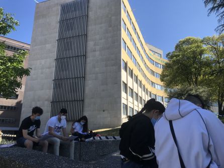 Los alumnos a las puertas del campus de Ponferrada Los alumnos a las puertas del campus de Ponferrada