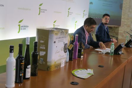 Francisco Reyes, en primer plano, junto los aceites que se incluyen en la promoción, acompañado del diputado de Promoción, Francisco Javier Lozano Francisco Reyes, en primer plano, junto los aceites que se incluyen en la promoción, acompañado del diputado de Promoción, Francisco Javier Lozano