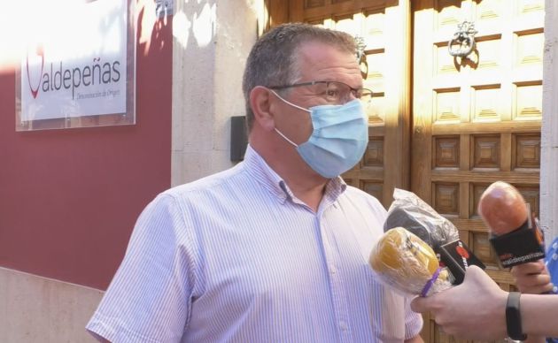 Carlos Nieto, antes de entrar a la reunión extraordinaria fallida en la sede de la D.O. Valdepeñas Carlos Nieto, antes de entrar a la reunión extraordinaria fallida en la sede de la D.O. Valdepeñas