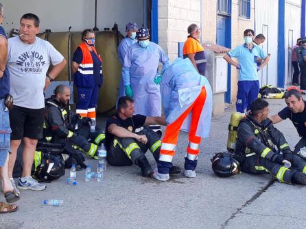 Varios bomberos son atendidos por personal sanitario en el incendio del polígono industrial de Marmolejo. Varios bomberos son atendidos por personal sanitario en el incendio del polígono industrial de Marmolejo.