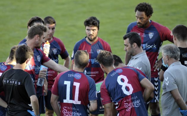 Manu González se dirige a sus jugadores en una pausa de hidratación Manu González se dirige a sus jugadores en una pausa de hidratación