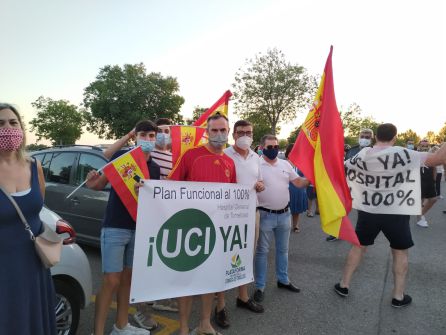 El grupo de manifestantes que provocaron la polémica con la bandera El grupo de manifestantes que provocaron la polémica con la bandera