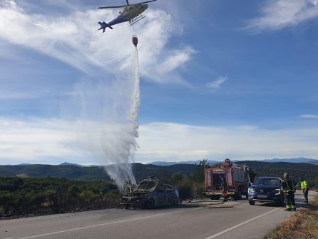 El fuego del vehículo provocó el incendio forestal El fuego del vehículo provocó el incendio forestal