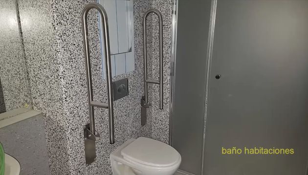 Detalle del aseo de una habitación Detalle del aseo de una habitación