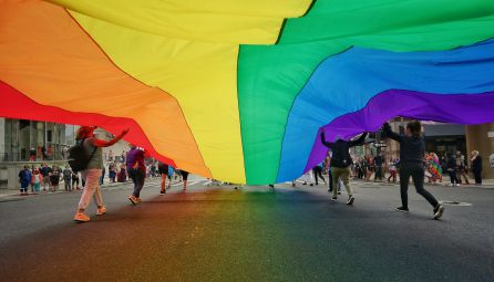 Otra de las denuncias habla de la exclusión total a personas transgénero que son no binarias -que no se identifican ni con hombre ni con mujer- ya que carecen de una tercera casilla en los formularios en los que expresar su sexo sentido Otra de las denuncias habla de la exclusión total a personas transgénero que son no binarias -que no se identifican ni con hombre ni con mujer- ya que carecen de una tercera casilla en los formularios en los que expresar su sexo sentido