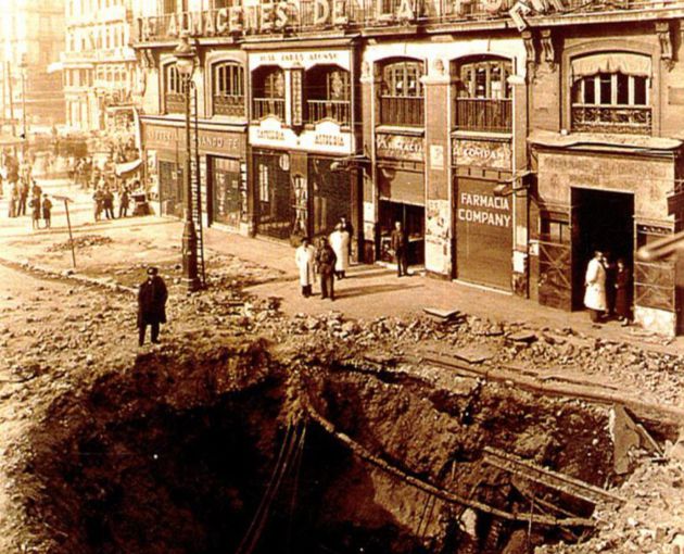 Efecto de las bombas en el centro de Madrid durante la guerra civil. Efecto de las bombas en el centro de Madrid durante la guerra civil.