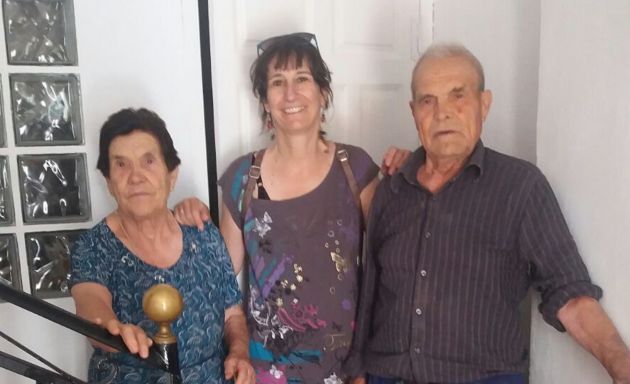 Pilar Sebastián entre Delfina y Juan José Muelas en el interior de la casa de Albalate donde vivieron su padre y su abuela durante la guerra, en una foto del verano de 2018. Pilar Sebastián entre Delfina y Juan José Muelas en el interior de la casa de Albalate donde vivieron su padre y su abuela durante la guerra, en una foto del verano de 2018.