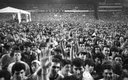 Público de pie en el césped de El Molinón. Público de pie en el césped de El Molinón.