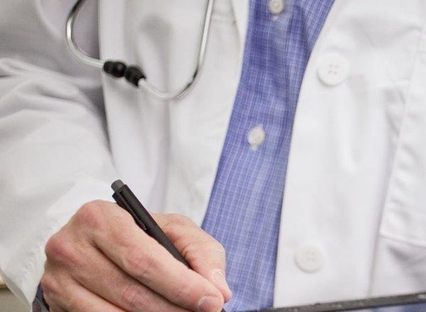 l tribunal señala que "en relación a las mascarillas y a las batas, se dieron por Osakidetza instrucciones de uso, reutilización y lavado que nada tienen que ver con las indicaciones sanitarias y que dejaron de lado las recomendaciones de uso que advertían del riesgo potencial de infecciones"