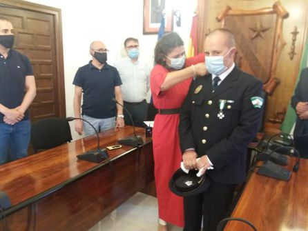 La alcaldesa, Mª Teresa García, le impone los galones acreditativos La alcaldesa, Mª Teresa García, le impone los galones acreditativos