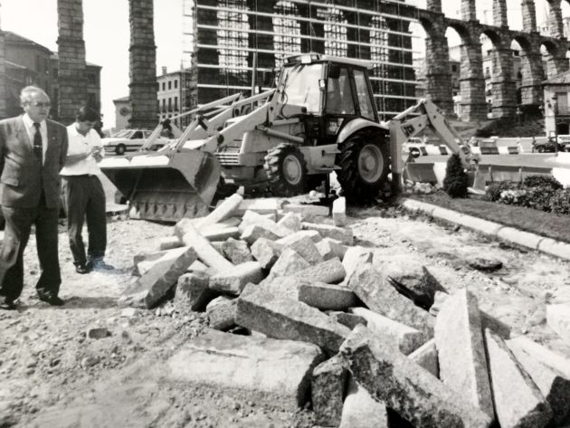 Ramón Escobar observa obras en la Plaza Oriental junto al Acueducto cubierto con un andamio para su restauración Ramón Escobar observa obras en la Plaza Oriental junto al Acueducto cubierto con un andamio para su restauración