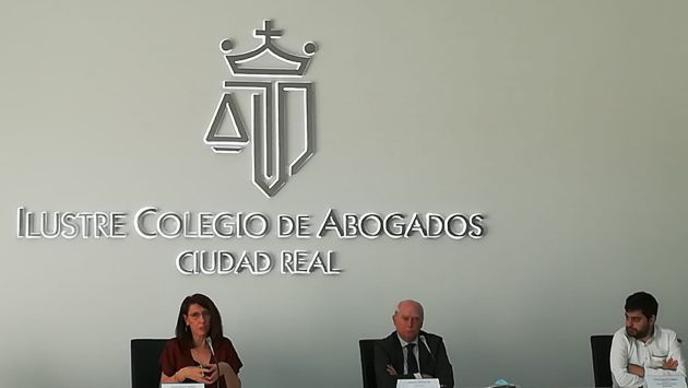 Elena Gómez Heredia, diputada responsable del Turno de Oficio del Colegio de Abogados, a la izquierda, junto al decano, Cipriano Arteche en el centro y Carlos Martín de la Asociación de Jóvenes Abogados Elena Gómez Heredia, diputada responsable del Turno de Oficio del Colegio de Abogados, a la izquierda, junto al decano, Cipriano Arteche en el centro y Carlos Martín de la Asociación de Jóvenes Abogados