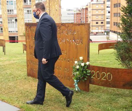 El Presidente del Principado, Adrián Barbón, colocó un ramo de rosas blancas sobre la placa del memorial El Presidente del Principado, Adrián Barbón, colocó un ramo de rosas blancas sobre la placa del memorial
