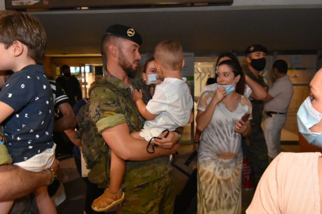 Emoción en el reencuentro de los militares de Cerro Muriano con sus familias a su llegada al Aeropuerto de Sevilla, tras su regreso de Letonia Emoción en el reencuentro de los militares de Cerro Muriano con sus familias a su llegada al Aeropuerto de Sevilla, tras su regreso de Letonia