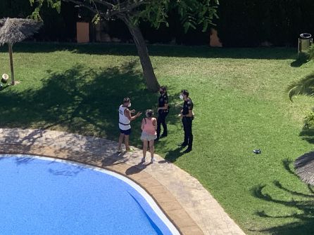 La Pta. de la comunidad hablando con la Policía Local La Pta. de la comunidad hablando con la Policía Local