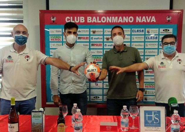Directovos y cuerpo técnico en el acto de presentación del nuevo entrenador navero Directovos y cuerpo técnico en el acto de presentación del nuevo entrenador navero