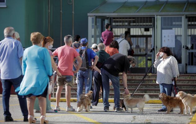 Varias personas aguardan en la fila para votar, este domingo en un colegio electoral en Monte Alto, A Coruña Varias personas aguardan en la fila para votar, este domingo en un colegio electoral en Monte Alto, A Coruña