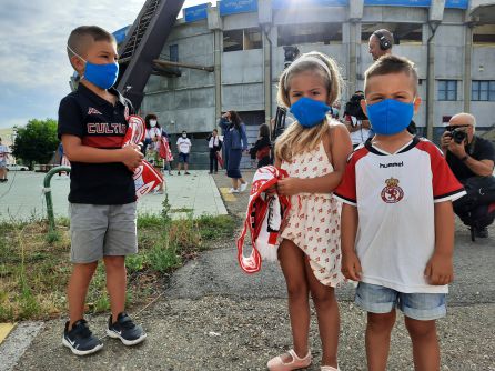 Incluso los más pequeños no faltaron a la cita para despedir a su equipo Incluso los más pequeños no faltaron a la cita para despedir a su equipo